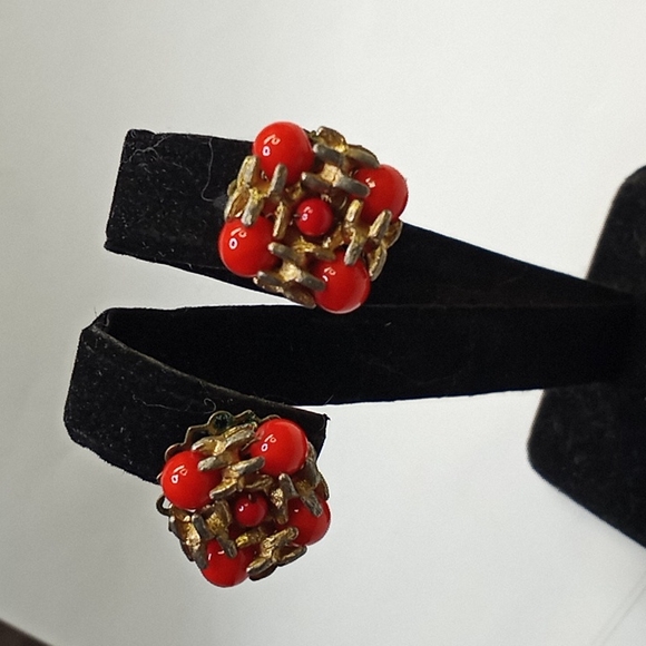 SuPer Rare c1940s VOGUE Gold Tone Red-Orange Coral Lucite Bead Clip Earring - Picture 3 of 16